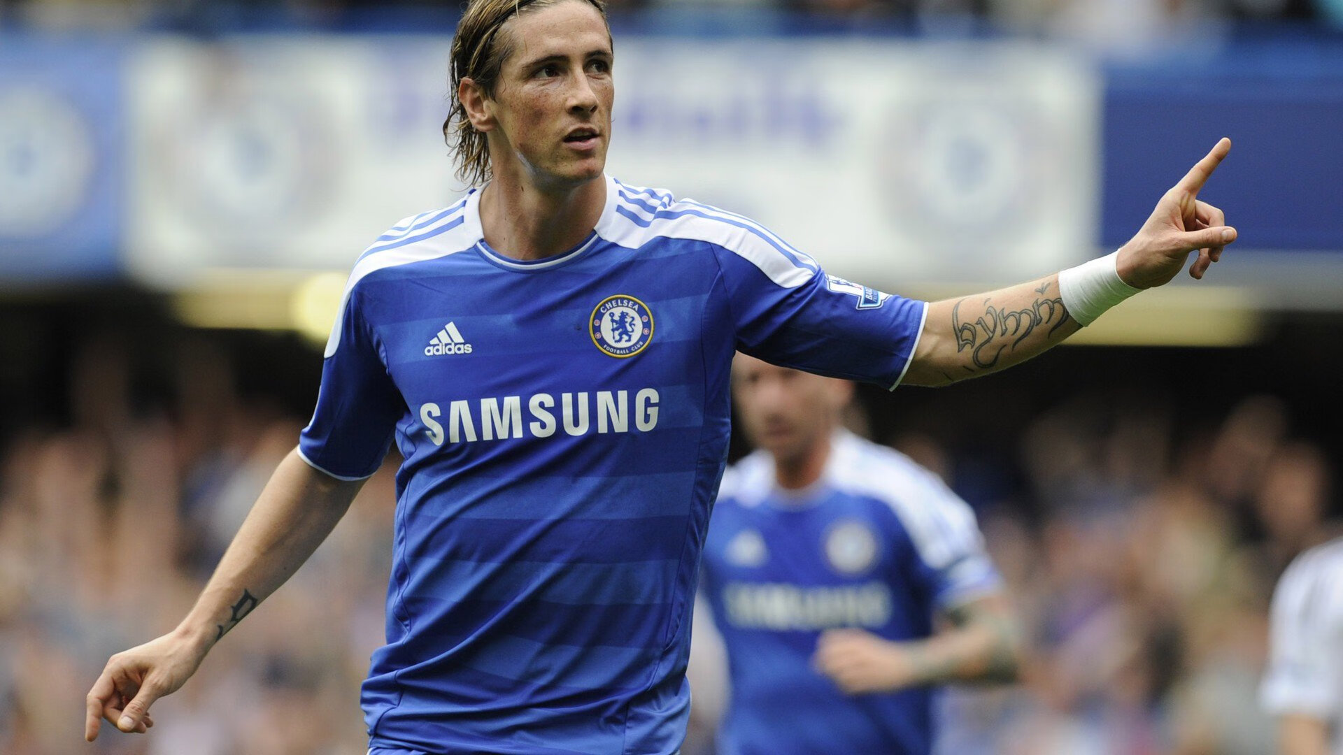 球场奇迹：全能球员在友谊赛中崭露头角，赢得教练厚望